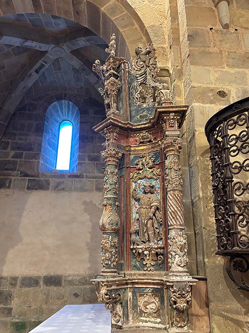 Detalle del interior de la iglesia de Santa María la Real en Valdediós en Asturias
