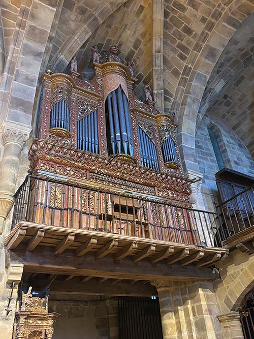 Detalle del interior de la iglesia de Santa María la Real en Valdediós en Asturias