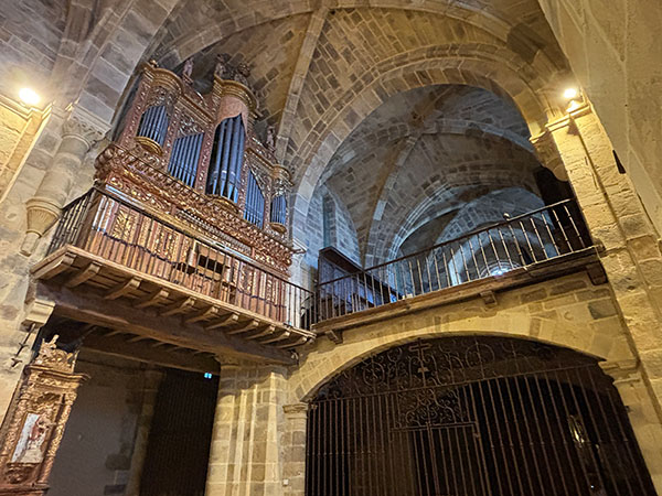 Órgano de la iglesia de Santa María la Real en Valdediós en Asturias