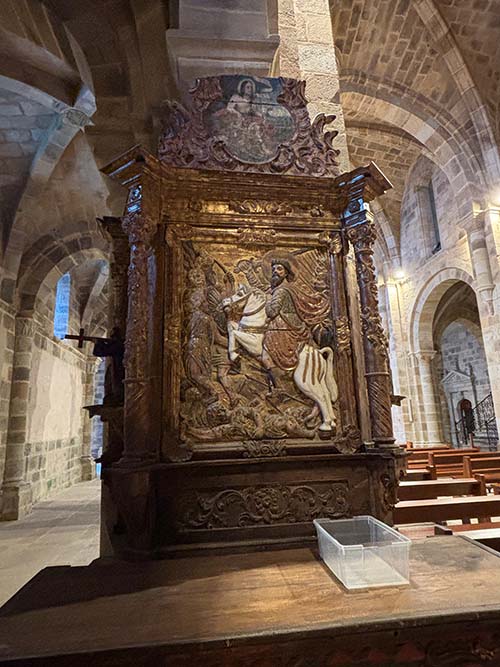 Detalle del interior de la iglesia de Santa María la Real en Valdediós en Asturias