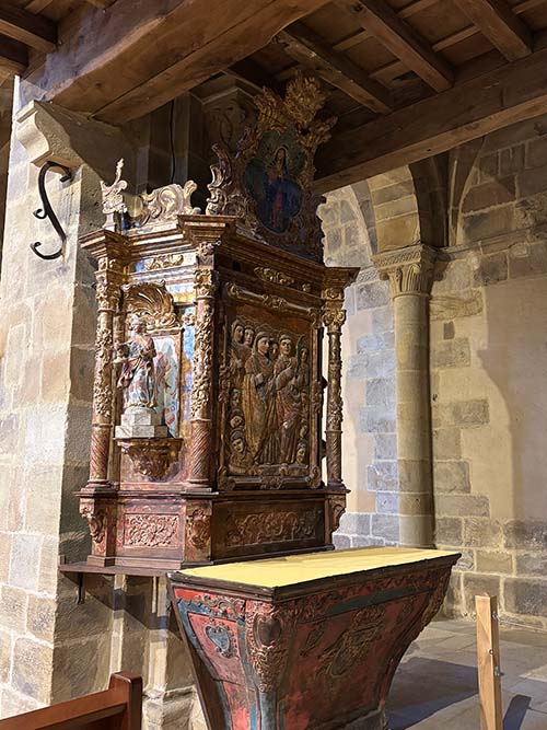 Detalle del interior de la iglesia de Santa María la Real en Valdediós en Asturias