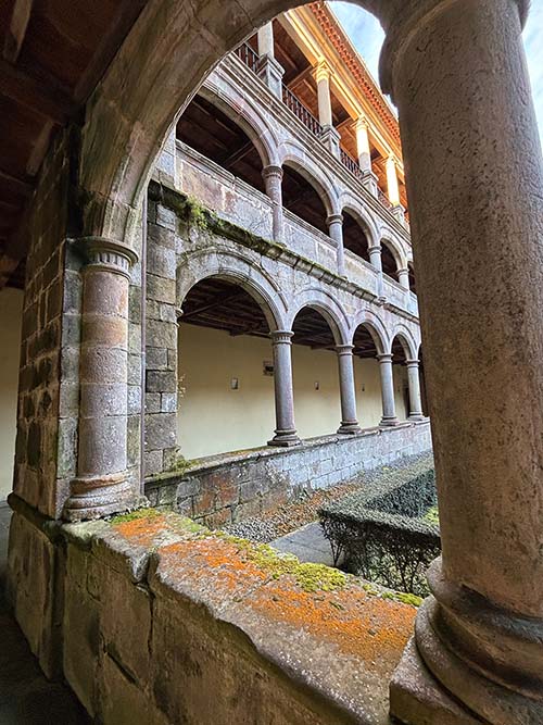 Claustro del monasterio de Valdediós en Asturias