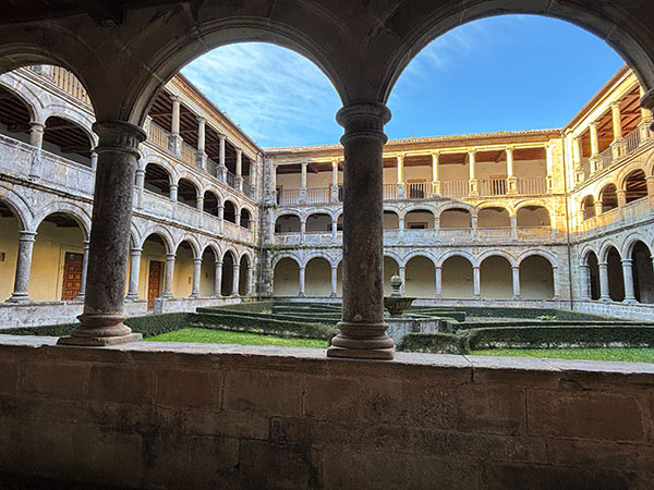 Claustro del monasterio de Valdediós en Asturias