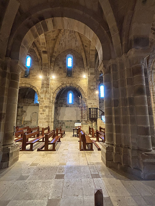 Detalle del interior de la iglesia de Santa María la Real en Valdediós en Asturias