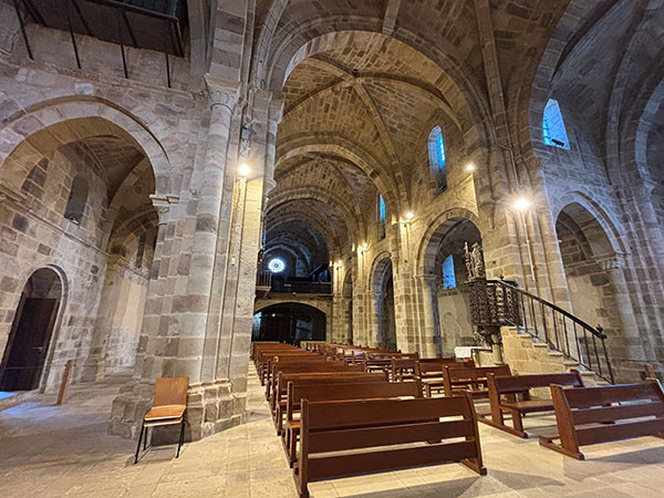 Interior de la iglesia de Santa María la Real de Valdediós en Asturias
