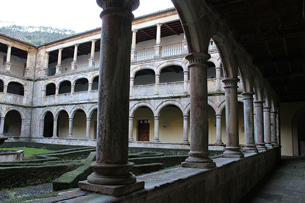 Claustro de un monasterio en Asturias