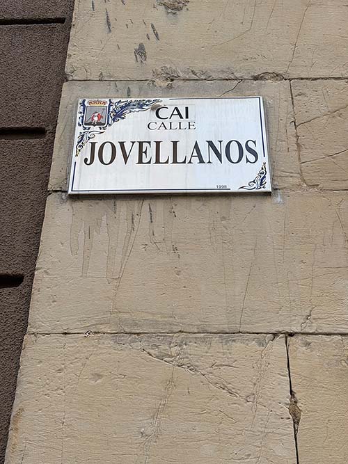 La ciudad de Gijón siempre tuvo en buena estima al figura de este ilustre gijonés dedicándole una calle, una plaza y tanto el instituto como el campus universitario gijonés tienen amplias referencias a Jovellanos