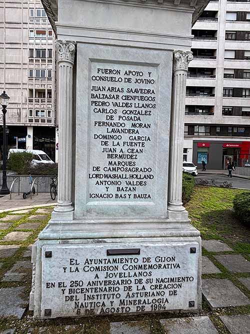 Estatua de Jovellanos en Gijón en donde se destaca el nombre de algunos de sus amigos mas allegados