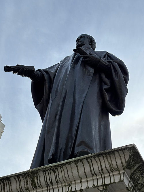 Estatua de Jovellanos en Gijón