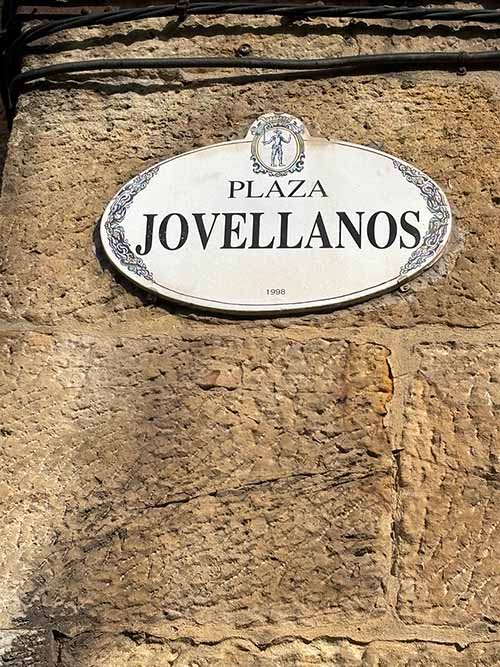 La ciudad de Gijón siempre tuvo en buena estima al figura de este ilustre gijonés dedicándole una calle, una plaza y tanto el instituto como el campus universitario gijonés tienen amplias referencias a Jovellanos