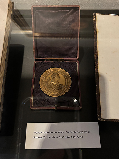 Medalla conmemorativa de la fundación del Real Instituto Asturiano, evolución del Instituto de Mineralogía y Náutica en Gijón
