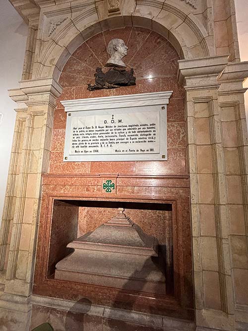 Imagen de la lápida de Jovellanos en el interior de la iglesia de Los Remedios en Cimadevilla en Gijón