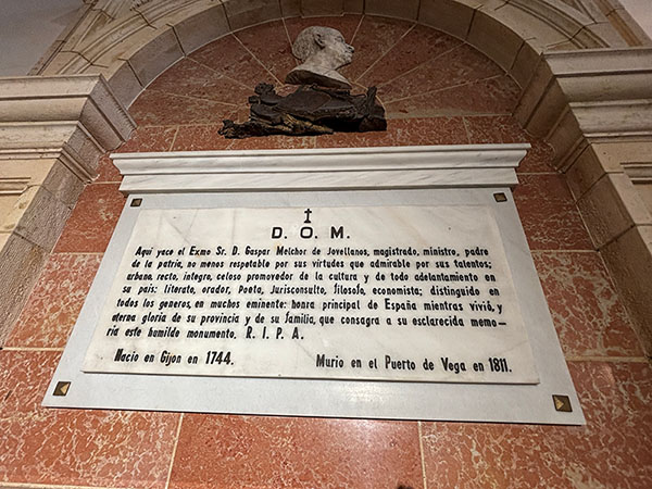 Imagen de la lápida de Jovellanos en el interior de la iglesia de Los Remedios en Cimadevilla en Gijón