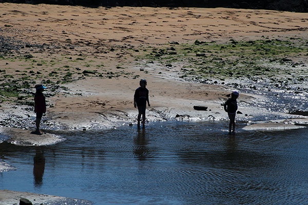 Niños jugando en la ría de Villaviciosa en Asturias