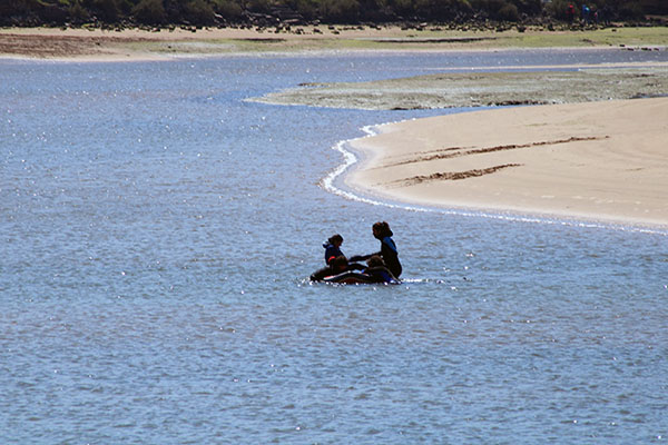 Niños jugando en la ría de Villaviciosa en Asturias