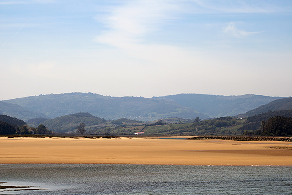 Arenales en la bajamar de la ría de Villaviciosa en Asturias