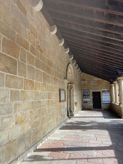 Iglesia de Santa María de la Oliva en Villaviciosa en Asturias