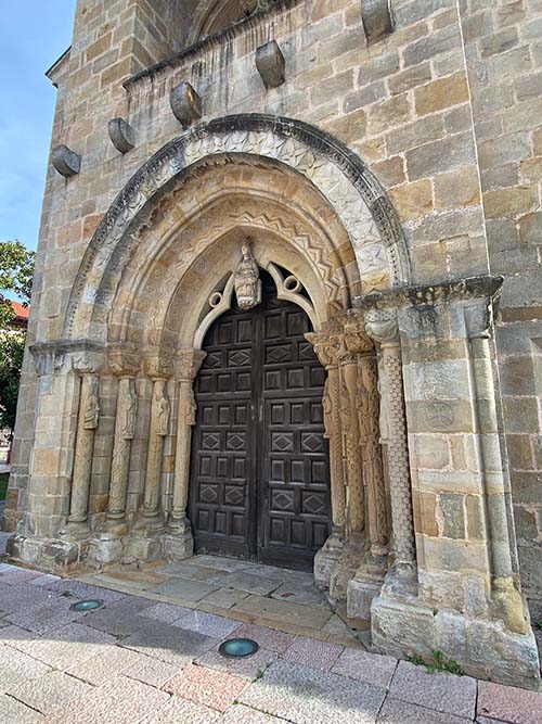 Iglesia de Santa María de la Oliva en Villaviciosa en Asturias