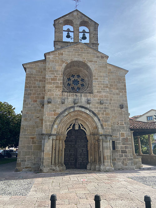 Iglesia de Santa María de la Oliva en Villaviciosa en Asturias