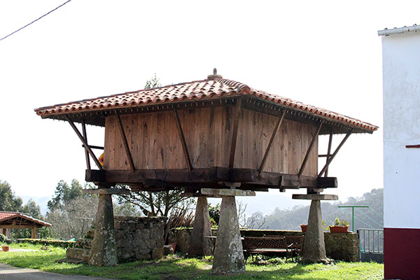 Hórreo rehabilitado en la zona del faro de Tazones en Villaviciosa