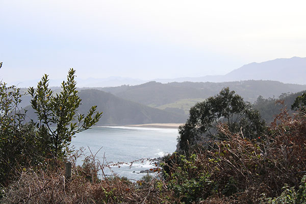 Vistas del mar desde el faro de Tazones en Villaviciosa en Asturias