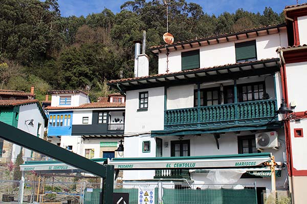 Restaurantes en la calle principal de Tazones en Villaviciosa