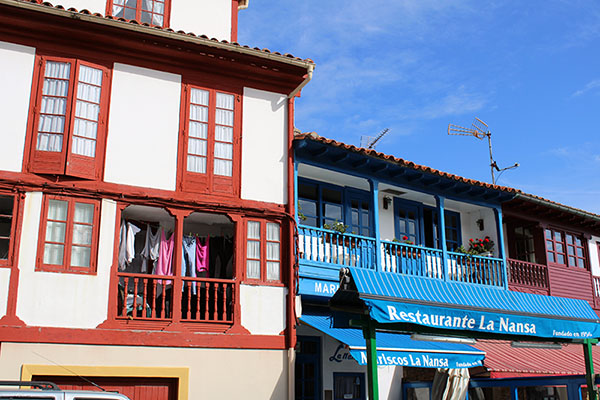 Restaurantes en la calle principal de Tazones en Villaviciosa
