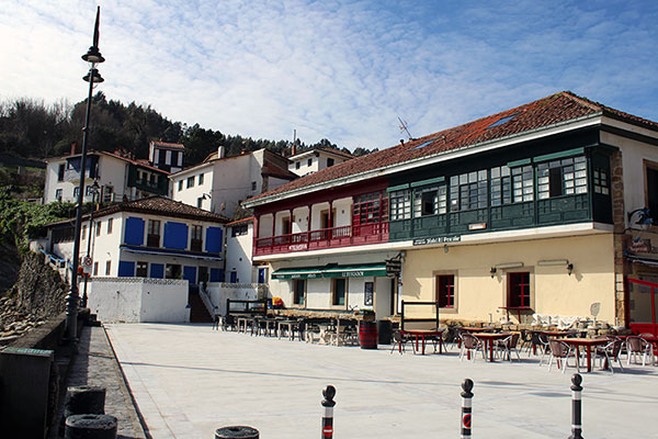 Restaurantes en la calle principal de Tazones en Villaviciosa
