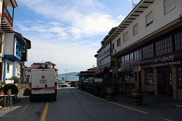 Calle principal de Tazones en Villaviciosa