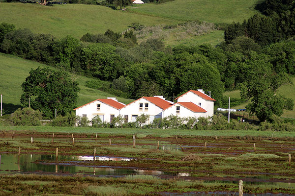 Edificación "el calieru" en la ría de Villaviciosa
