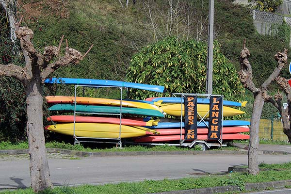 Piraguas en la ría de Villaviciosa en Asturias