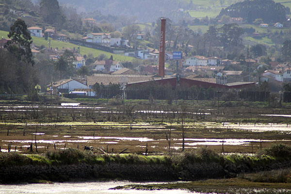 Vista de la fábrica El Gaitero en la ria de Villaviciosa en Asturias