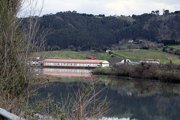 Vista de la fábrica El Gaitero en la ría de Villaviciosa en Asturias