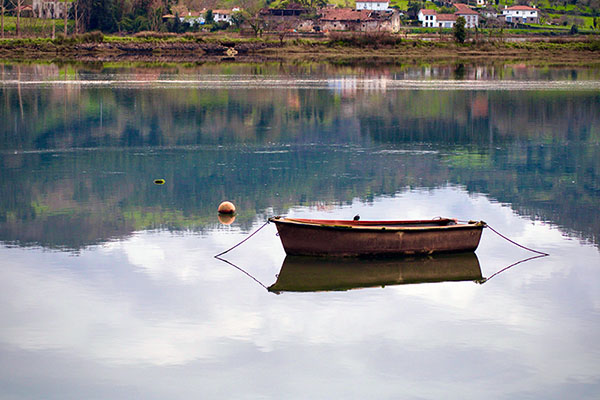 Barca de remos en la ría de Villaviciosa en Asturias