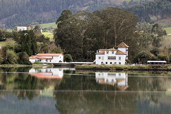 Molino de mareas de La Enciena en Tornón en la ría de Villaviciosa en Asturias