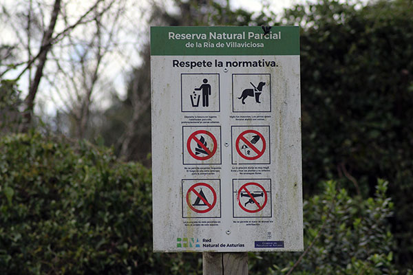 Señal de prohibiciones en el entorno de la ría de Villaviciosa en Asturias