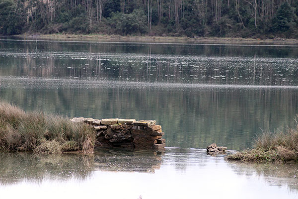 Muros para la construcción de los porreos en la ría de Villaviciosa en Asturias