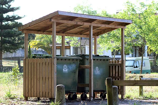 Contenedores para la basura en el entorno de la ría de Villaviciosa en Asturias