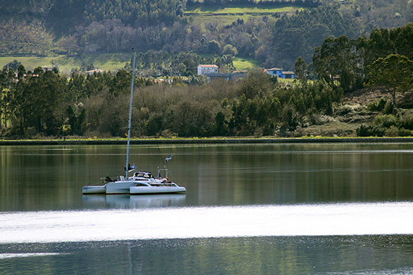 Trimarán fondeado en la ría de Villaviciosa en Asturias