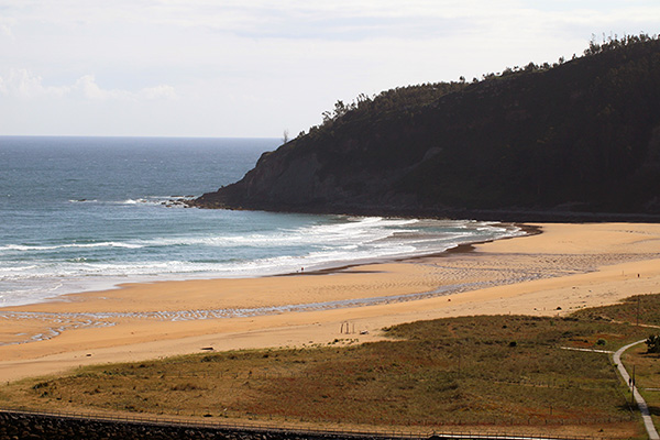 Playa de Rodiles en la desembocadura de la ría de Villaviciosa en Asturias