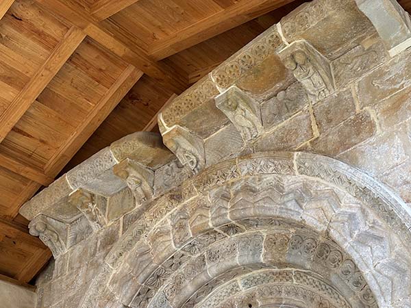 Iglesia de Santa Eulalia de la Lloraza en Villaviciosa en Asturias