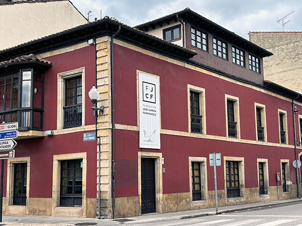 Edificio de la fundación José Cardín Fernández en Villaviciosa en Asturias