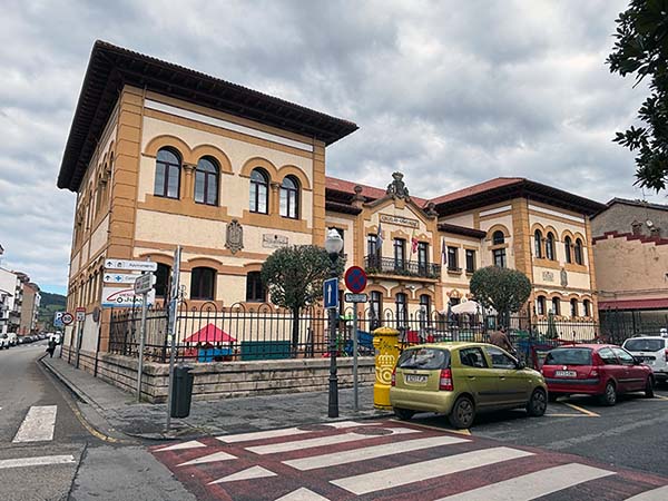 Edificio de la escuelas graduadas en Villaviciosa