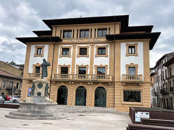 Teatro Riera en el casco histórico de Villaviciosa en Asturias