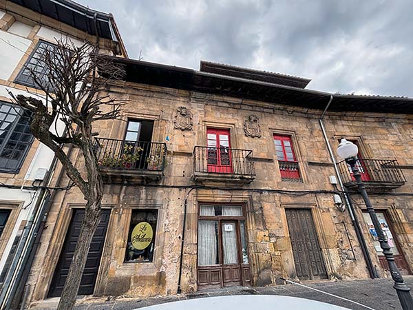 Edificio señorial en el casco antiguo de Villaviciosa en Asturias