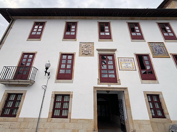 Edificio residencia colegio san Francisco en Villaviciosa en Asturias