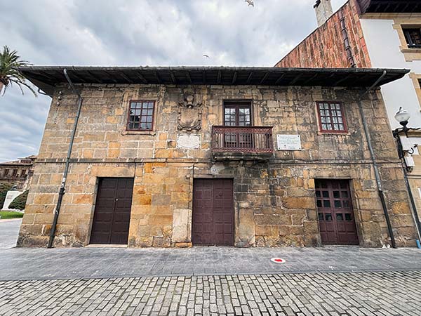 Edificio casa natal de José Caveda y Nava en Villaviciosa en Asturias