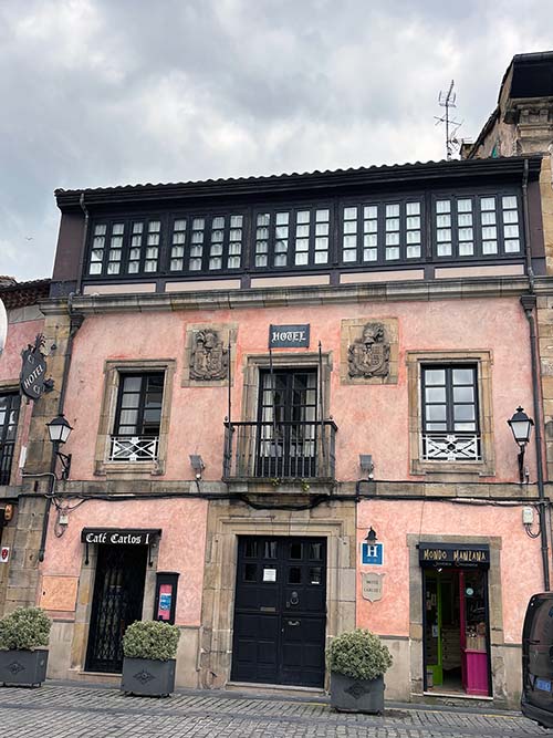 Edificio señorial en el casco antiguo de Villaviciosa en Asturias