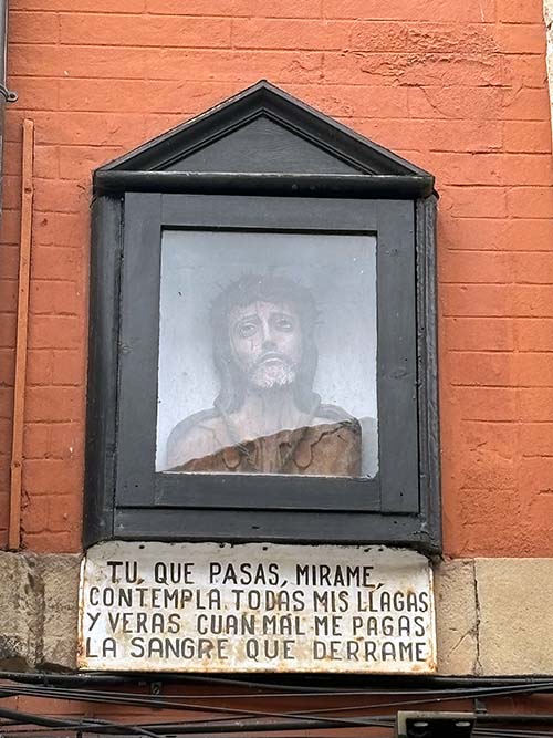 Imagen de Jesucristo en la plaza del Ecce Hommo en Villaviciosa en Asturias