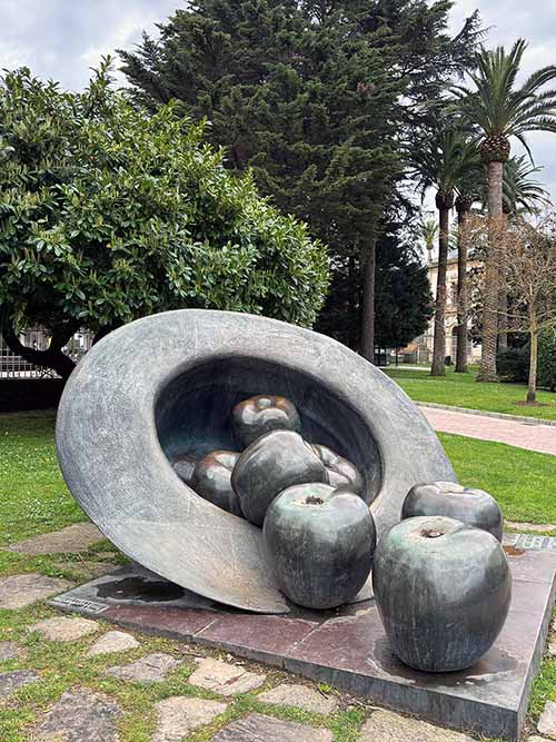 Escultura titulada "exaltación a la manzana" del artista Eduardo Úrculo en Villaviciosa en Asturias